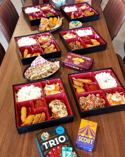 Menu makanan dan minuman di Gameopoly Board Game Cafe Gading Serpong — Belly Chick food tersedia
