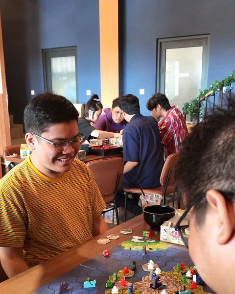 Pengunjung bermain board game di Gameopoly Board Game Cafe Gading Serpong — suasana nongkrong seru
